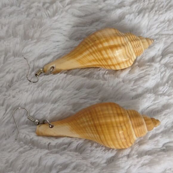 Natural Conch Shell Dangling Earrings - Picture 4 of 5